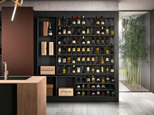 Металлическая настенная винная стойка