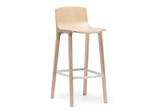 Высокий деревянный стул