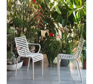 Полипропиленовый стул с подлокотниками