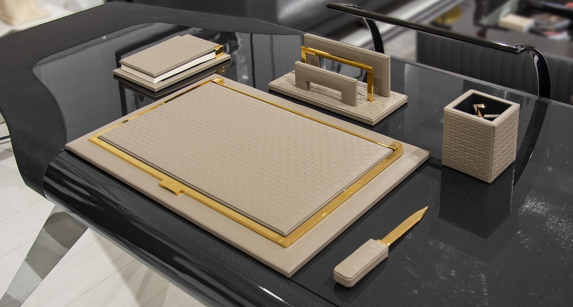 Набор кожаных столов Formitalia Yangoon ARCH-00046699 - Вид №1