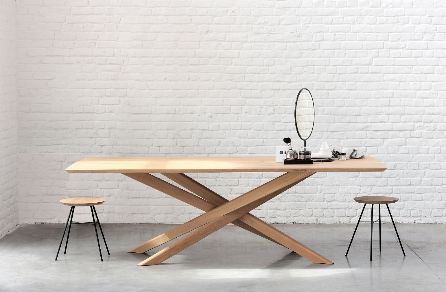 Прямоугольный обеденный стол из дуба Ethnicraft Mikado ARCH-00076784 - Вид №2