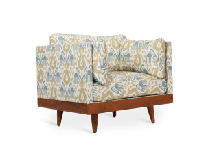 Тканевое кресло с подлокотниками