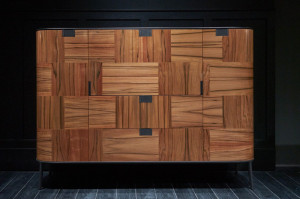 Деревянный шкаф с ящиками