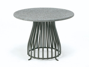 Круглый садовый столик из лавового камня