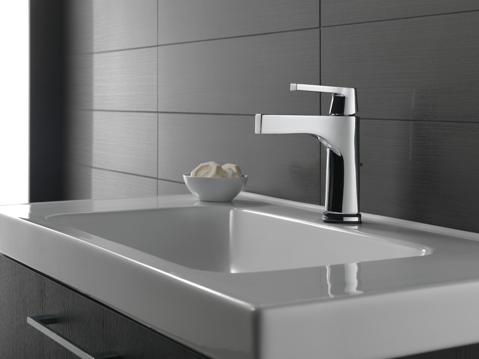 574T-PN-DST Смеситель для ванной с одной ручкой с технологией Touch2O.xt® Delta Faucet Zura Полированный никель  - Вид №3
