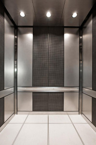 FSRT685 Интерьер лифта Levele-101 с индивидуальной компоновкой панелей; панели из нержавеющей стали с отделкой из песчаника, никелированного серебра с темной патиной и узором чарльстон; круглые перила на набережной жемчужина, портленд, штат орегон Forms-s