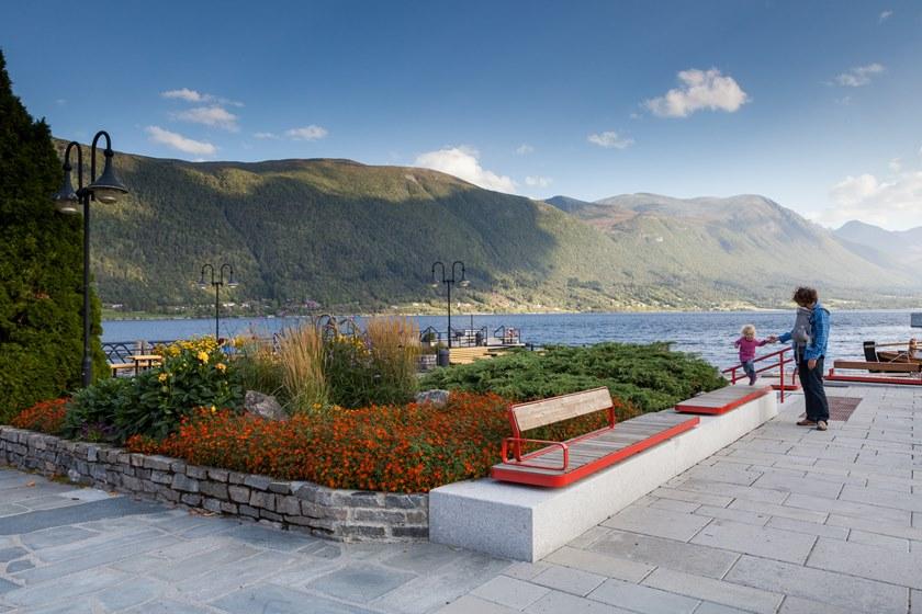 VESTRE Скамья из стали и дерева в современном стиле с подлокотниками и спинкой Forum sun-id-1388394 - Вид №2