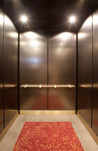 FSRT831 Интерьер лифта Levelc-1000a из плавленого мельхиора с льняной отделкой; Поручни компаса из атласной бронзы в hyatt regency atlanta, атланта, грузия Forms-surfaces 