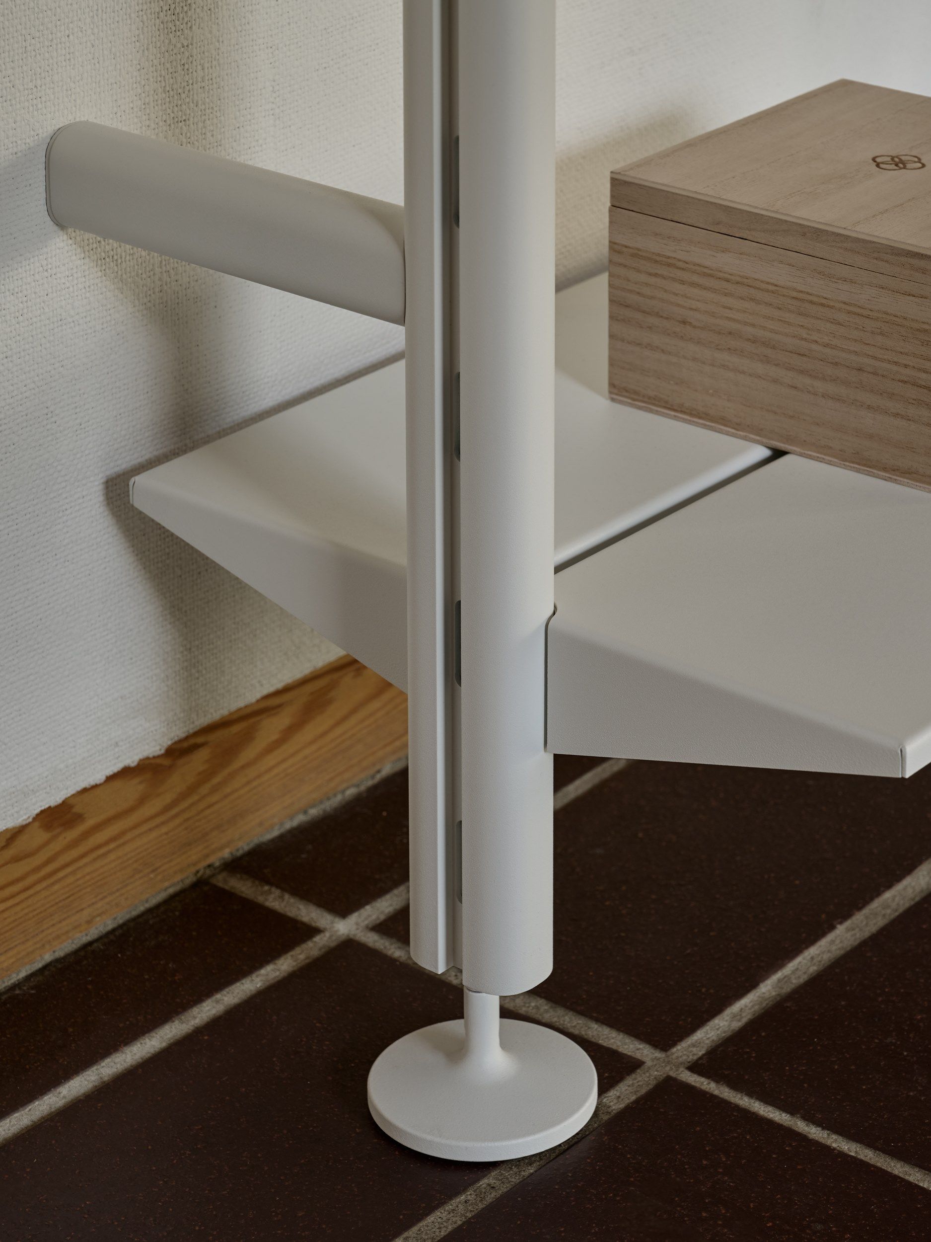 Настенный книжный шкаф из алюминия и дерева String Furniture Pira ARCH-00137952 - Вид №5