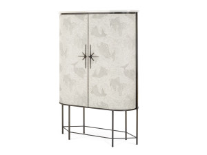 Шкаф из дуба с распашными дверцами