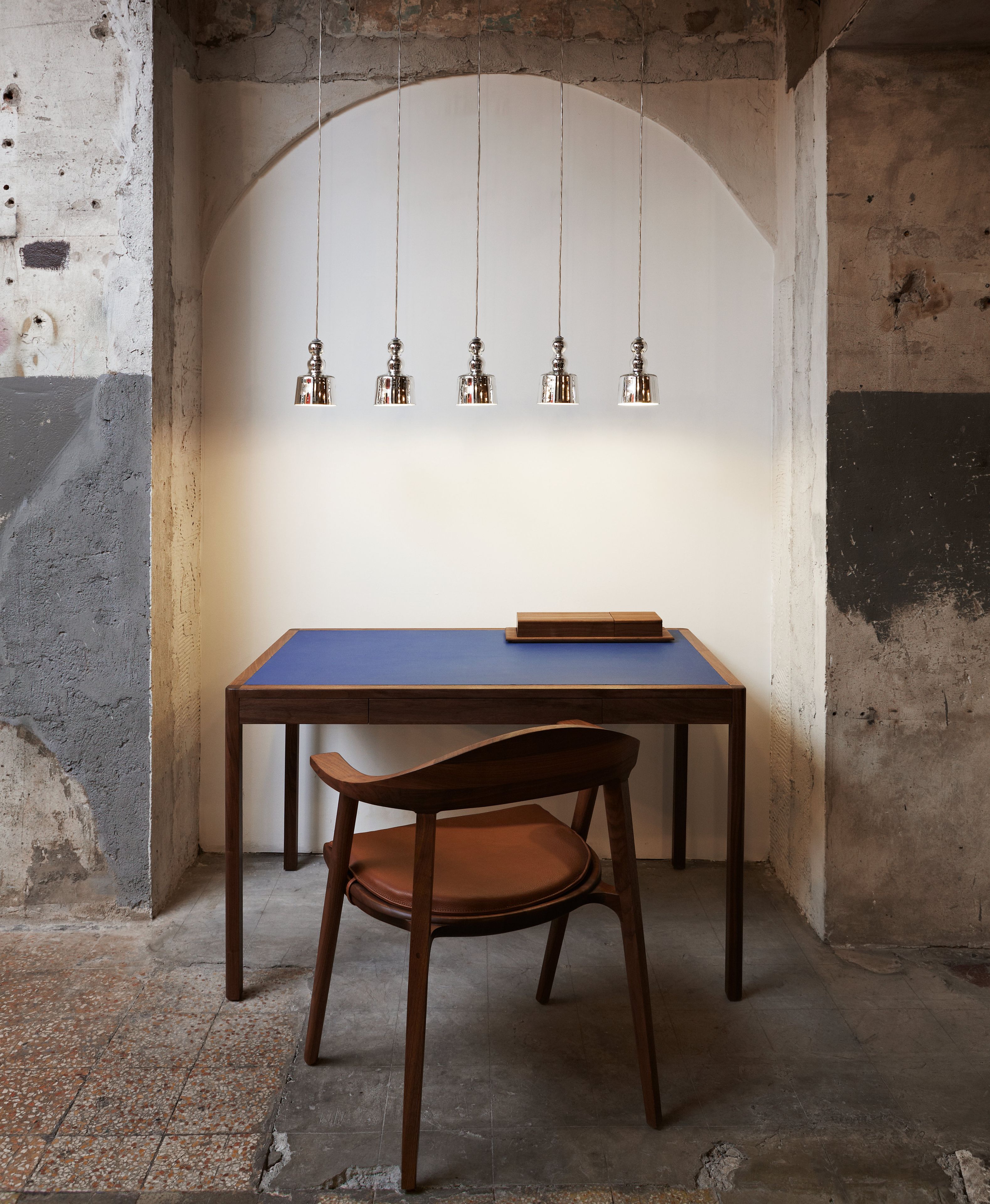 Стул из массива дерева с подлокотниками BassamFellows ARCH-00143399 - Вид №2