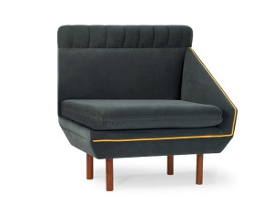 Тканевое кресло с высокой спинкой