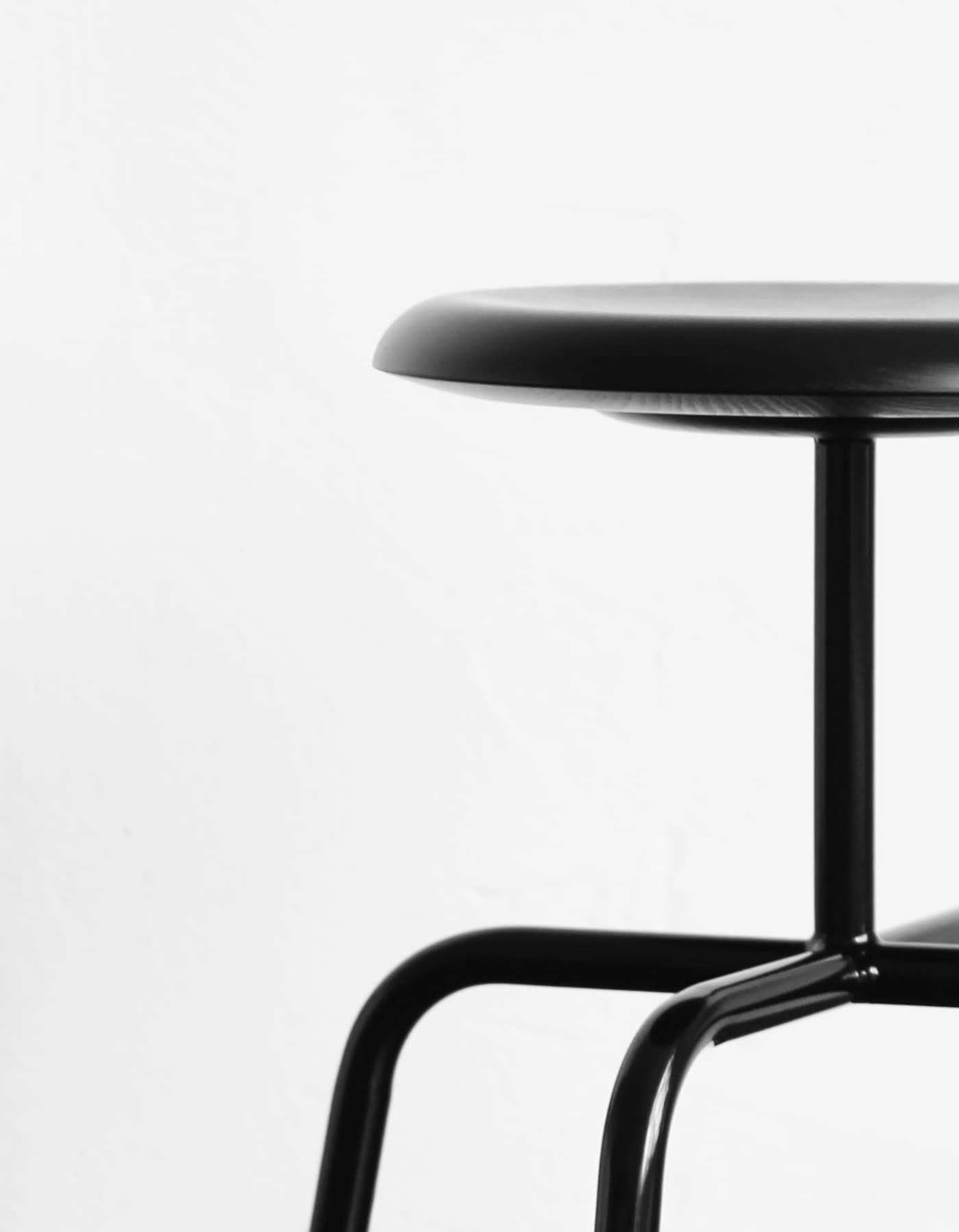 Низкий стул из стали и дерева Atelier Haußmann HERRENBERGER ARCH-00142599 - Вид №1