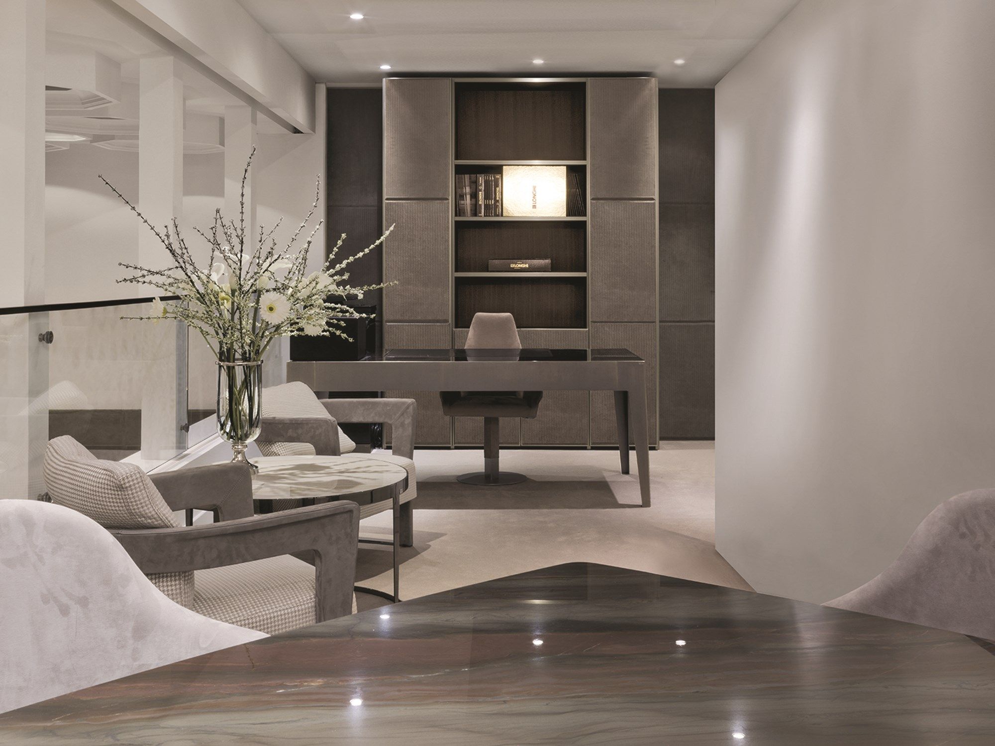 Кожаный мягкий поворотный стул Longhi Loveluxe ARCH-00116678