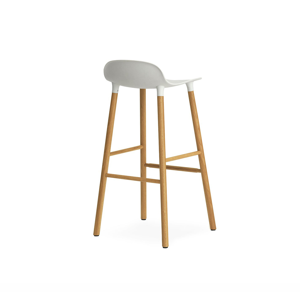 Барный стул Form с ножками из дуба 75 см, белый Normann Copenhagen 602798 - Вид №1