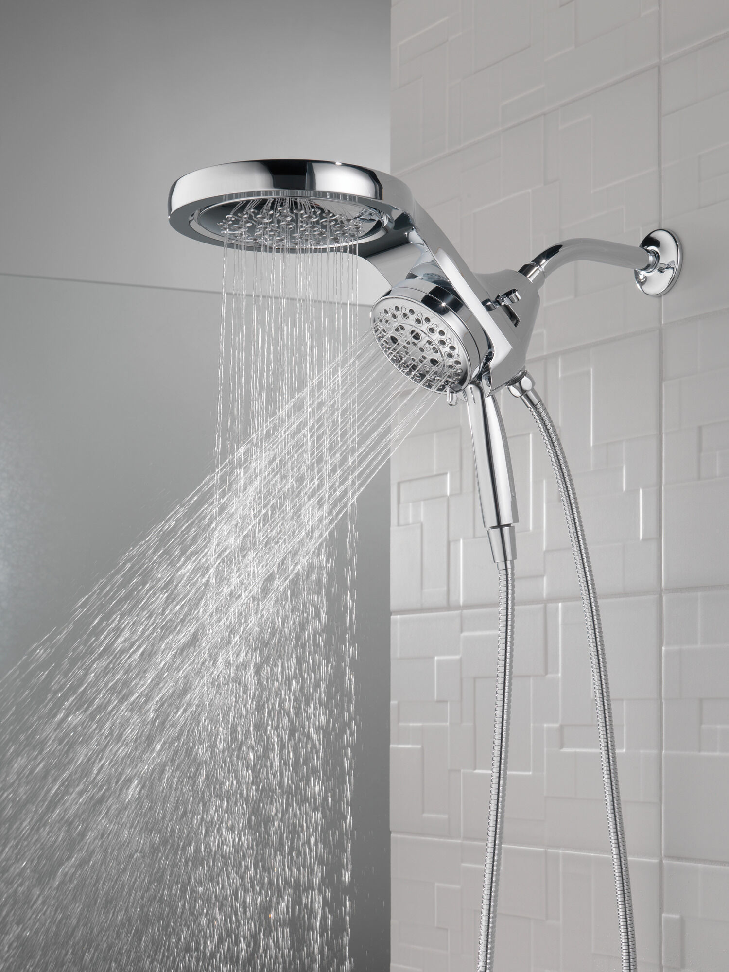 58680 HydroRain® H2Okinetic® 5-регулировочная душевая лейка два в одном Delta Faucet Universal Showering Хром  - Вид №17