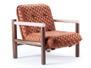 Тканевое кресло с подлокотниками