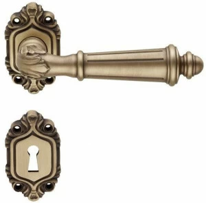 LINEA CALI' Ручка из латуни на розетке с замком Aida