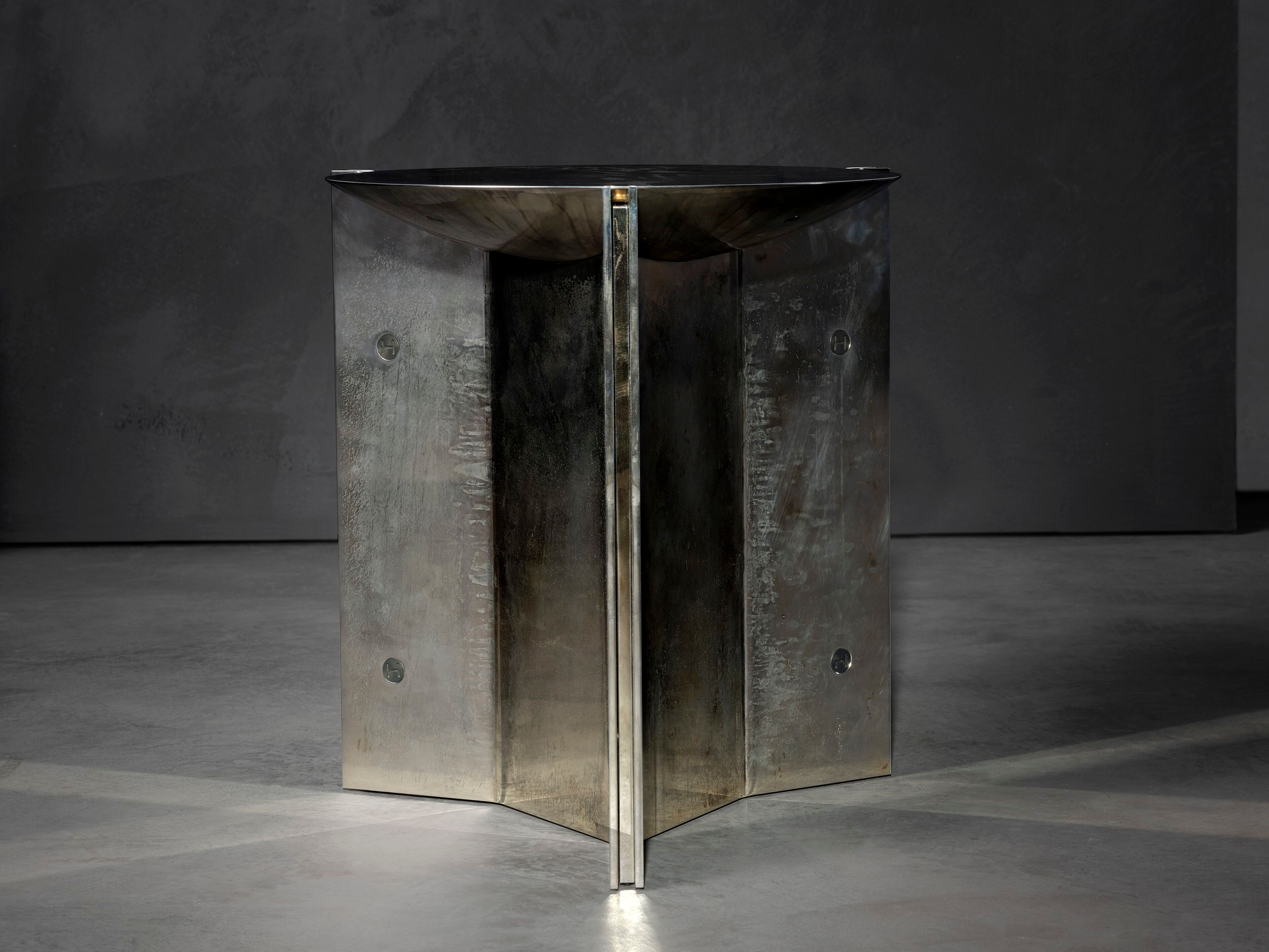 Высокий круглый журнальный столик из полированного железа Henge MUSE TALL ARCH-00023272