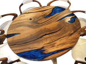 Круглый стол из смолы и орехового дерева