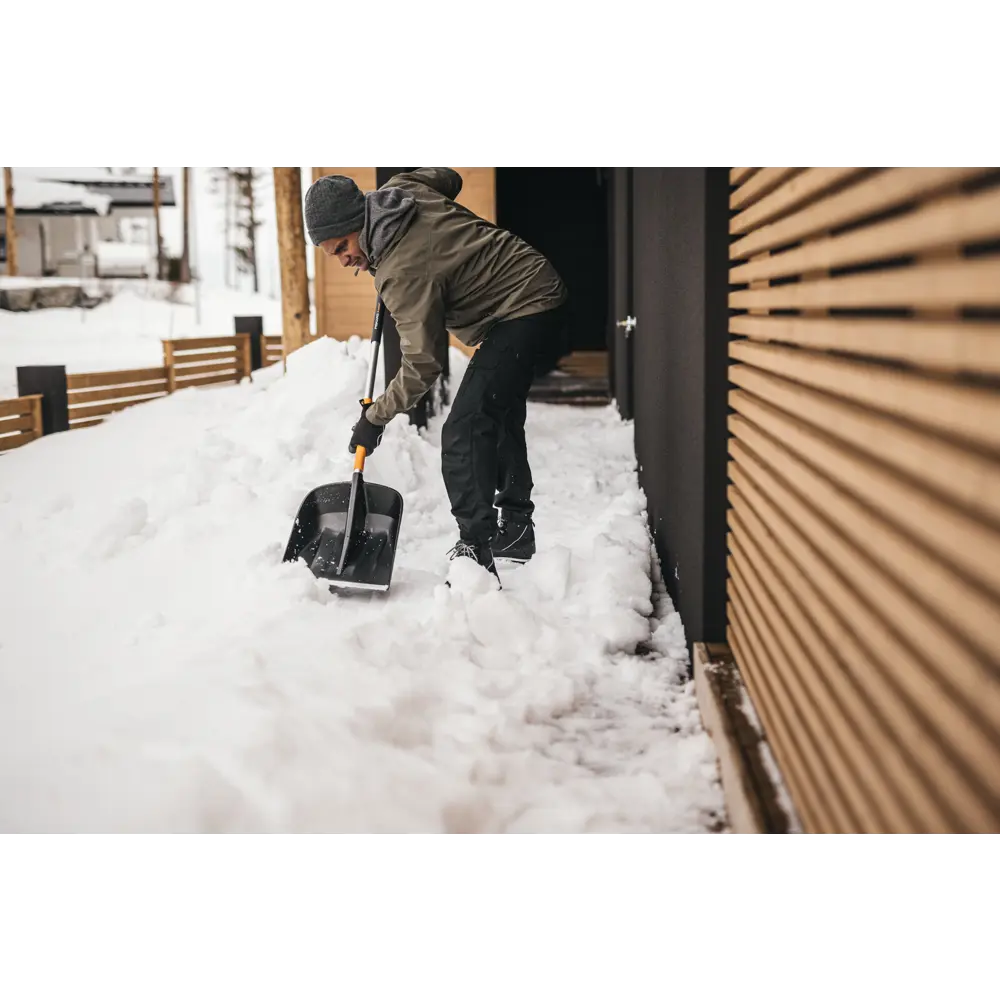 Лопата для уборки снега Fiskars X-series 35x120 см пластик с черенком STLM-2126701 - Вид №8