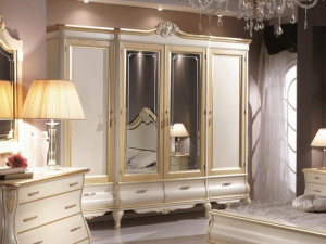 Шкаф из массива дерева с зеркалом