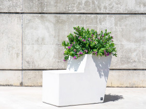 Бетонная скамейка со встроенным плантатором