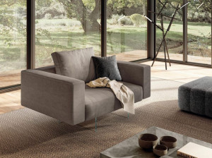 Тканевое кресло с подлокотниками