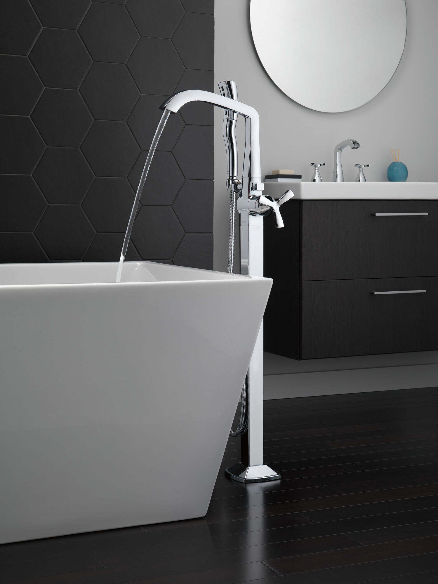 T47766-SSFL Накладка наполнителя ванны на полу с одной ручкой Delta Faucet Stryke Нержавеющая сталь  - Вид №1