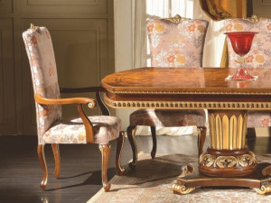 Стул с деревянной рамой и тканевой обивкой