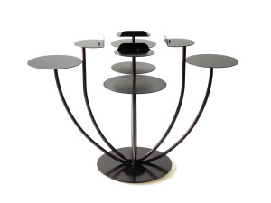 Окрашенный металлический стол