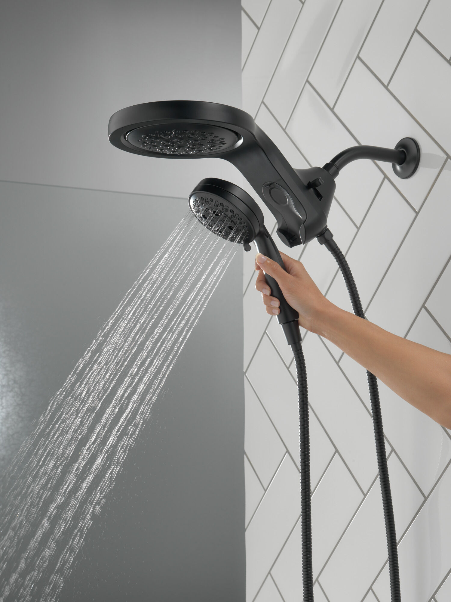 58680-BL HydroRain® H2Okinetic® 5-регулировочная душевая лейка два в одном Delta Faucet Universal Showering Матовый черный  - Вид №4