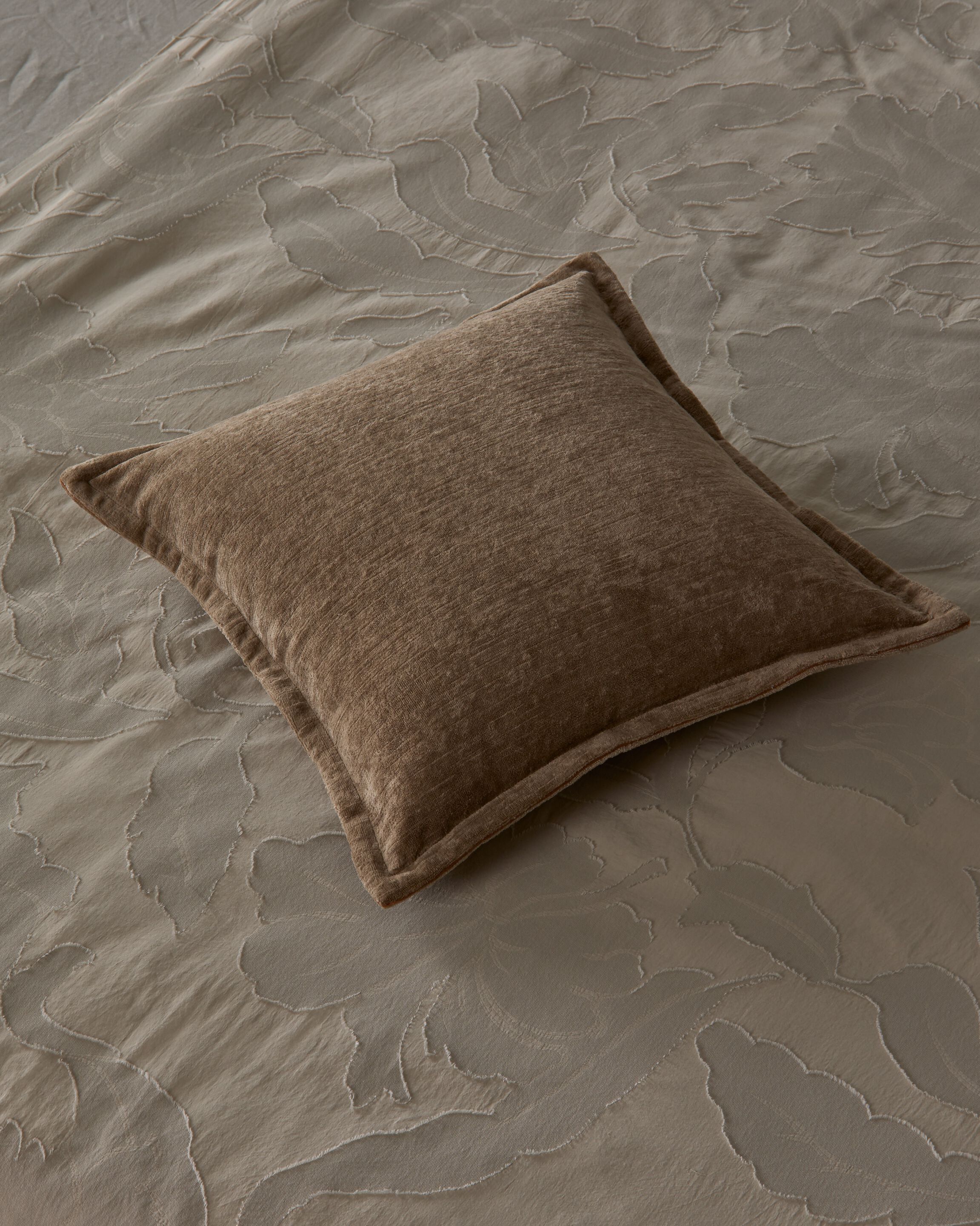 Квадратная подушка из ткани Society Limonta девиз ARCH-00110729 - Вид №2