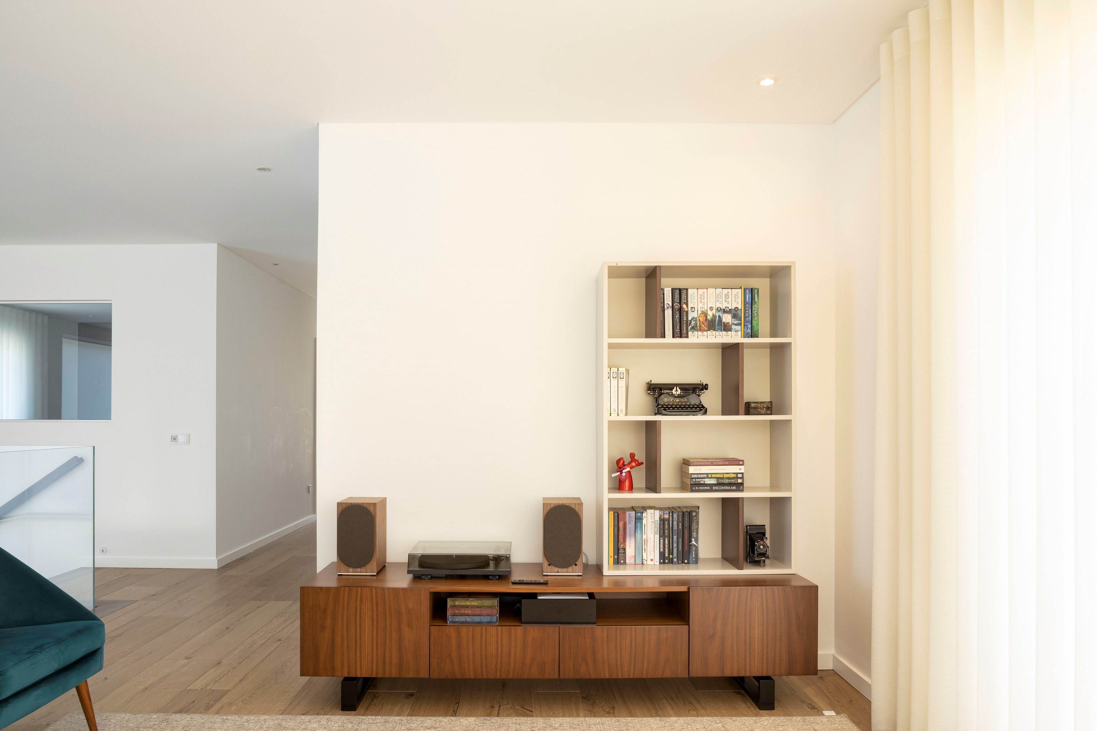 Низкий деревянный шкаф для телевизора с распашными дверцами Stylish Club Porto ARCH-00013045 - Вид №5