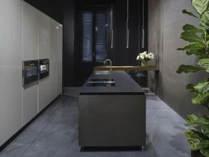 RIFRA Кухня с бронзовым металлическим островом и глянцевым канатным лаком Fly