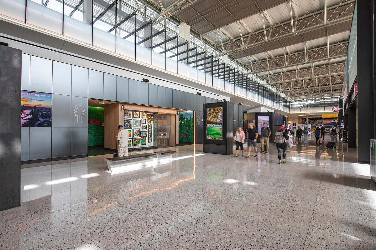 FSRT647 Система обшивки стен Levelr с панелями из вивихромного хромового стекла с прослойкой индивидуального цвета, показанная в конфигурации «отражающий» с отделкой pearlex +, нержавеющая сталь с отделкой «горный хрусталь» и открывающиеся ребра из нержав Forms-surfaces  - Вид №6