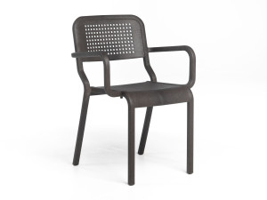 Стул из переработанного инженерного пластика с подлокотниками