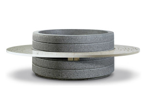 Реконструированная каменная круглая скамья со встроенной плантатором