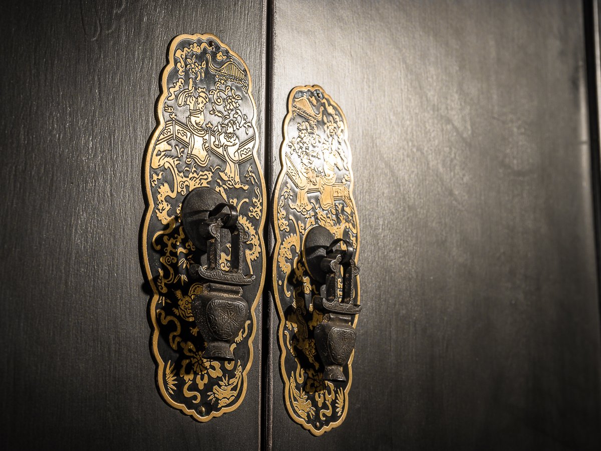 Шкаф распашной двухдверный черный "Гуй" ДОМАШНЯЯ ОБСТАНОВКА  017308 Черный Santreyd  - Вид №10