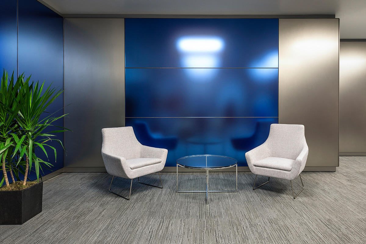 FSRT654 Деталь выравнивающей системы облицовки стен с панелями из вивихромного хромового стекла с промежуточным слоем индивидуального цвета, показанная в конфигурации отражения с отделкой pearlex +, нержавеющая сталь с отделкой каймой и внешний открытый у Forms-surfaces  - Вид №16