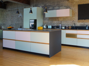 Встроенная кухня из линолеума и нержавеющей стали с островом