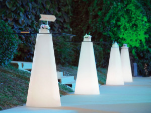 Высокий стол из полиэтилена для контракта