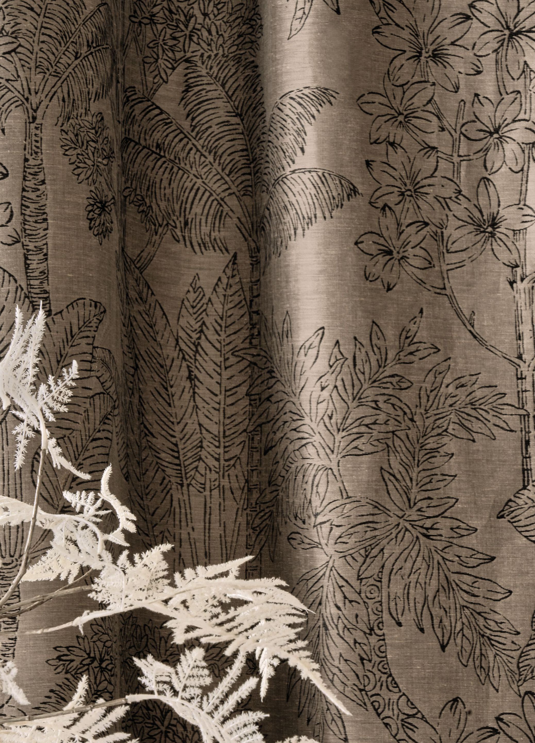 Жаккардовая ткань для штор с графическим рисунком Casamance Voyage Imaginaire ARCH-00127921