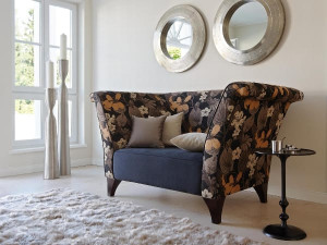 Тканевое кресло с подлокотниками