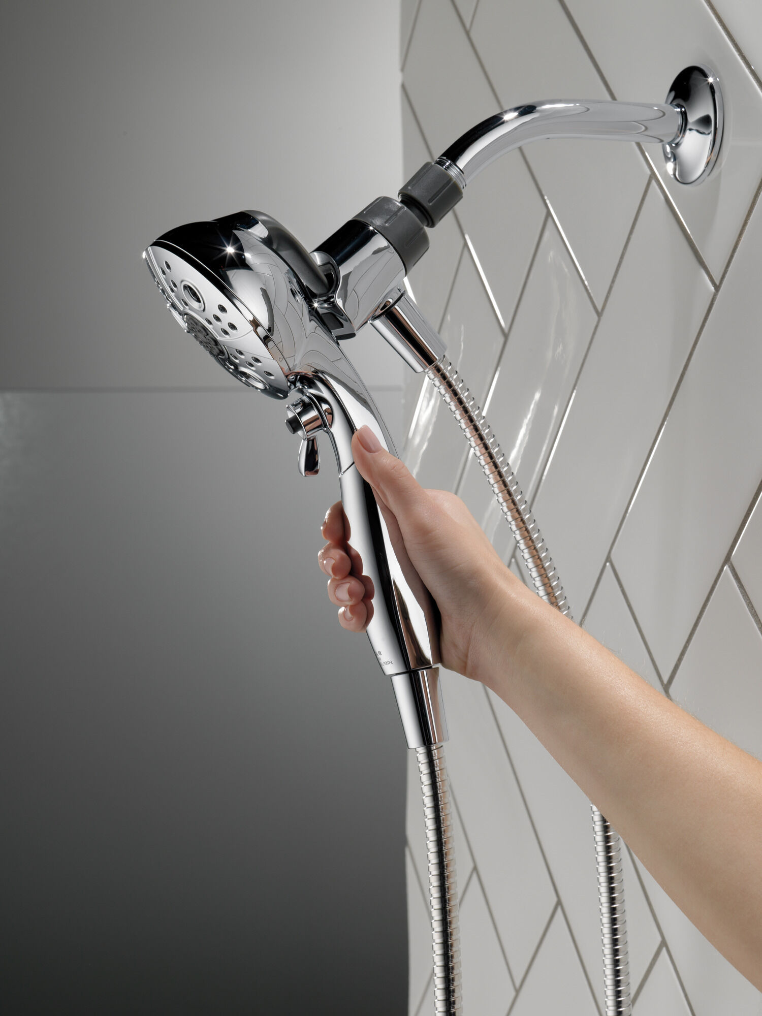 75507 Ручной душ SureDock ™ с 5 настройками Delta Faucet DELTA Хром - Вид №4