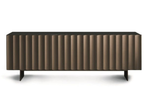 Деревянный шкаф с распашными дверями