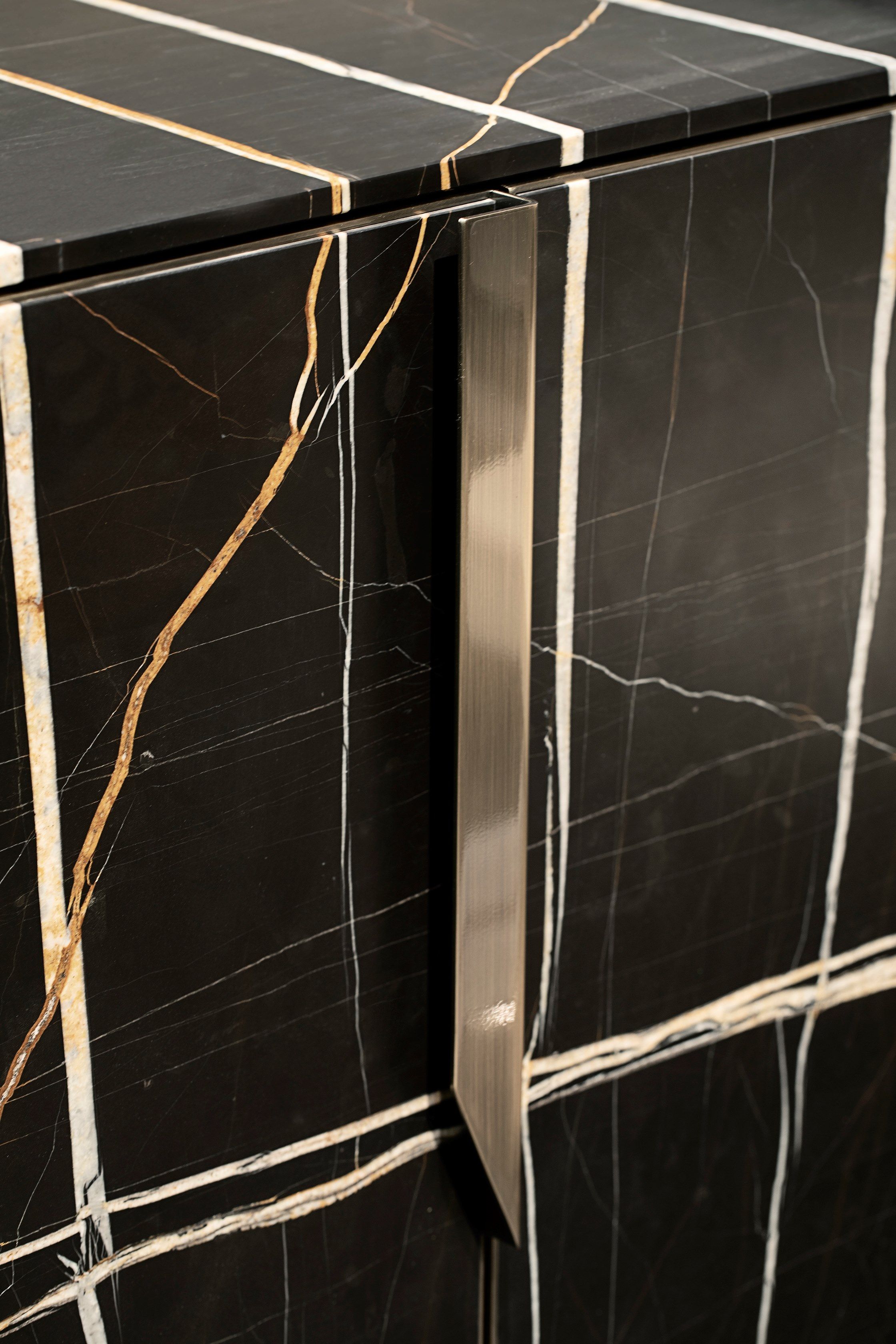 Мраморный шкаф с распашными дверями Capital Collection Prisma ARCH-00000383