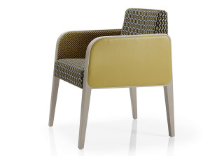 Тканевое кресло с подлокотниками