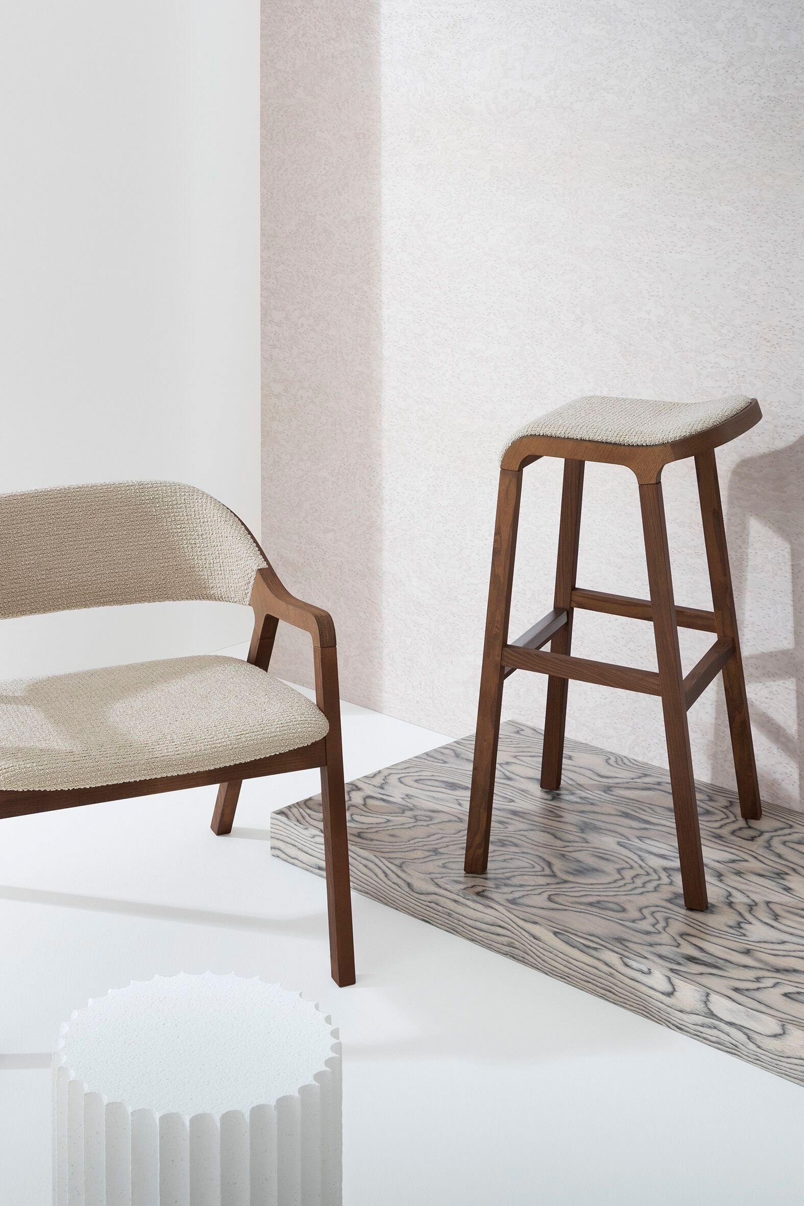 Кресло с подлокотниками из ясеня и мягким сиденьем/спинкой Billiani Layer ARCH-00000364 - Вид №2