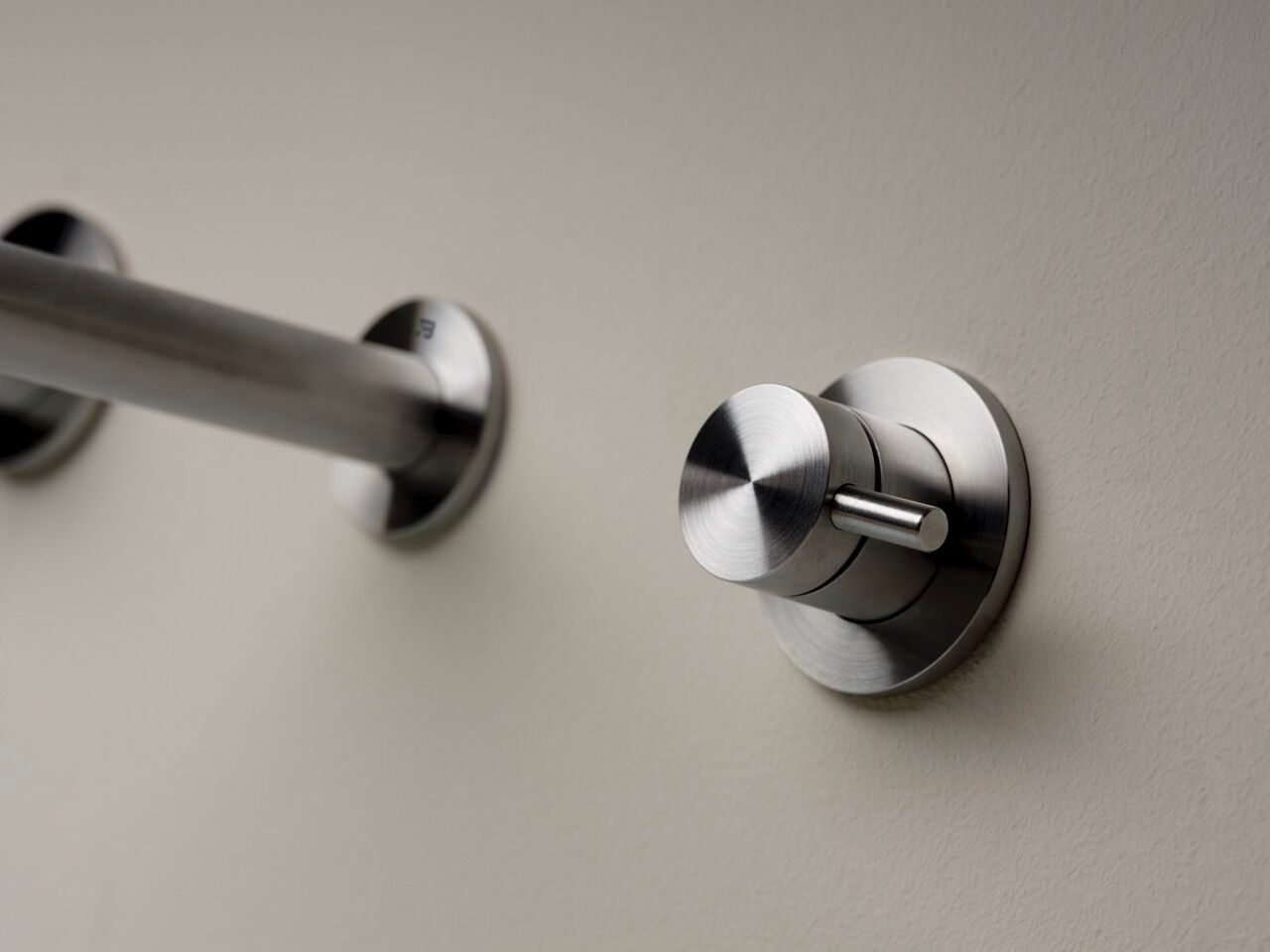 Настенный смеситель для раковины с 3 отверстиями из нержавеющей стали с аэратором BEAMTECH Timeless ARCH-00067480 - Вид №1